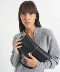 Pochette in pelle martellata #nero